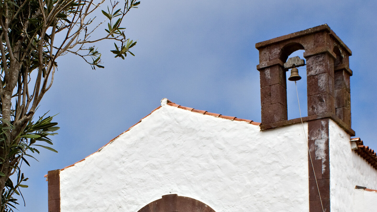 die kleine Kirche mit Glockenturm in Los Bailaderos