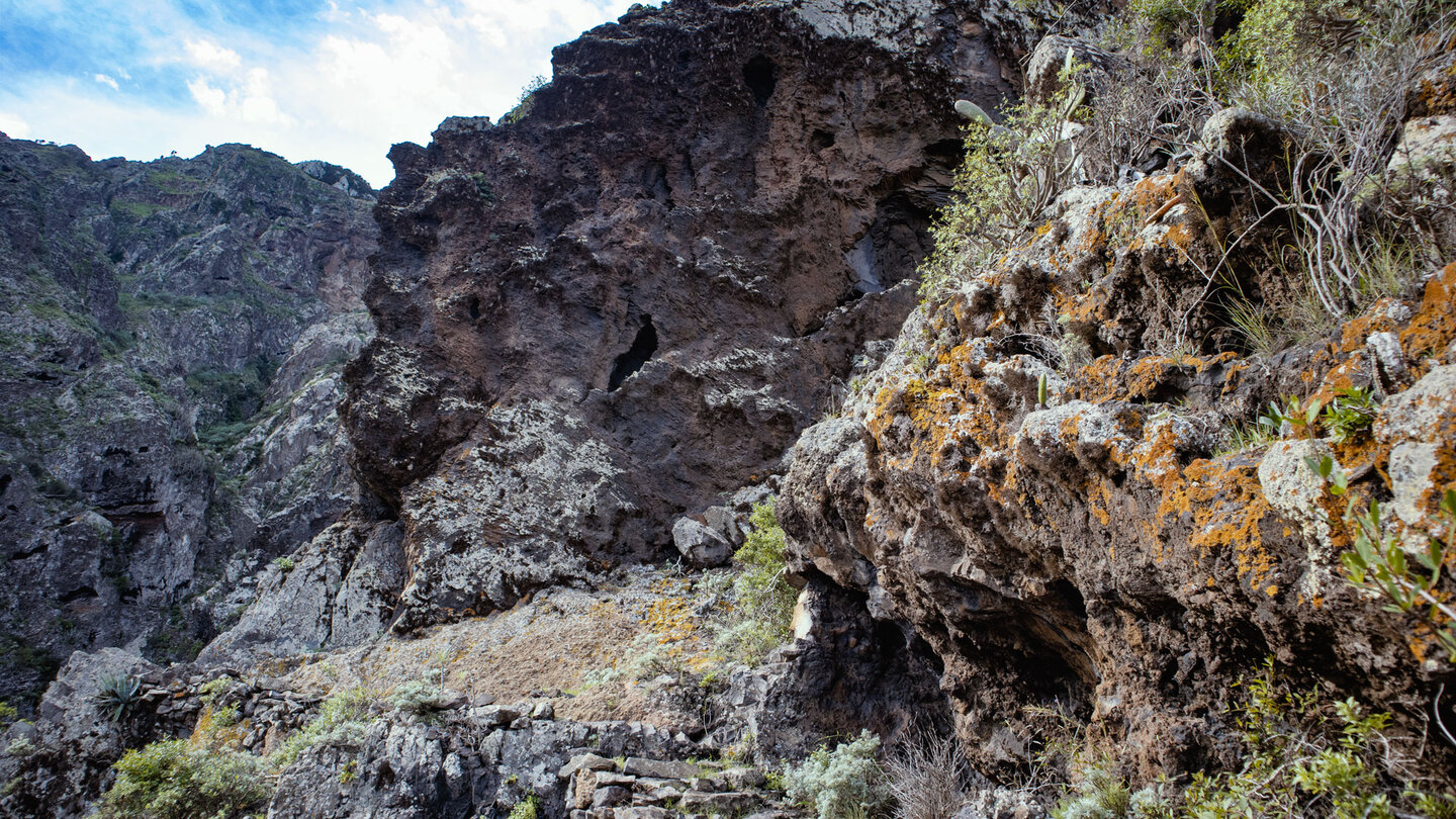 ausgesetzter Pfad zwischen zerklüfteten Felsformationen im Teno-Gebirge