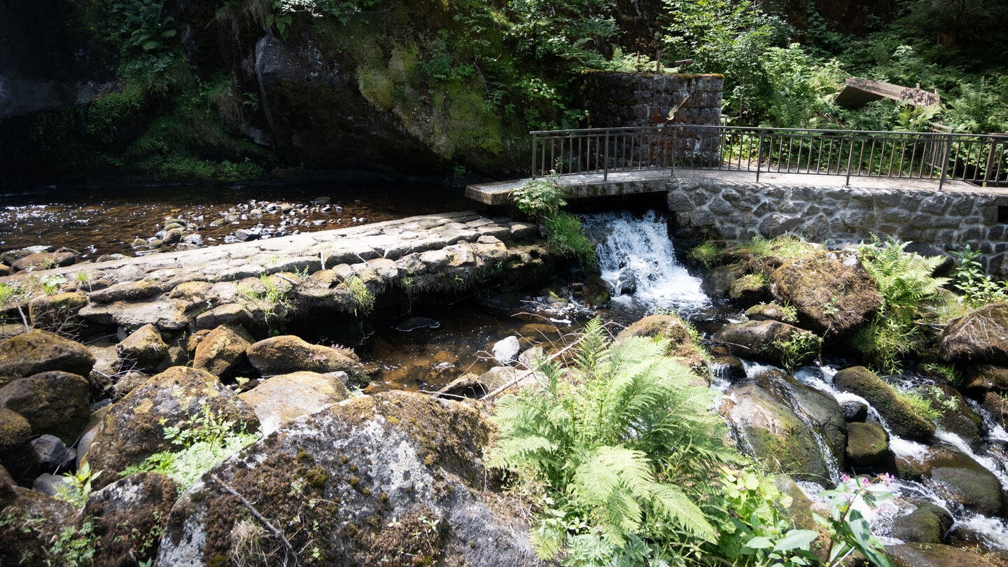 befestigte Wege führen entlang der Triberger Wasserfälle
