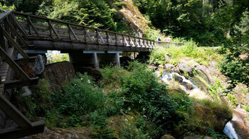 Brückenkonstruktionen führen über die Wasserfälle bei Triberg