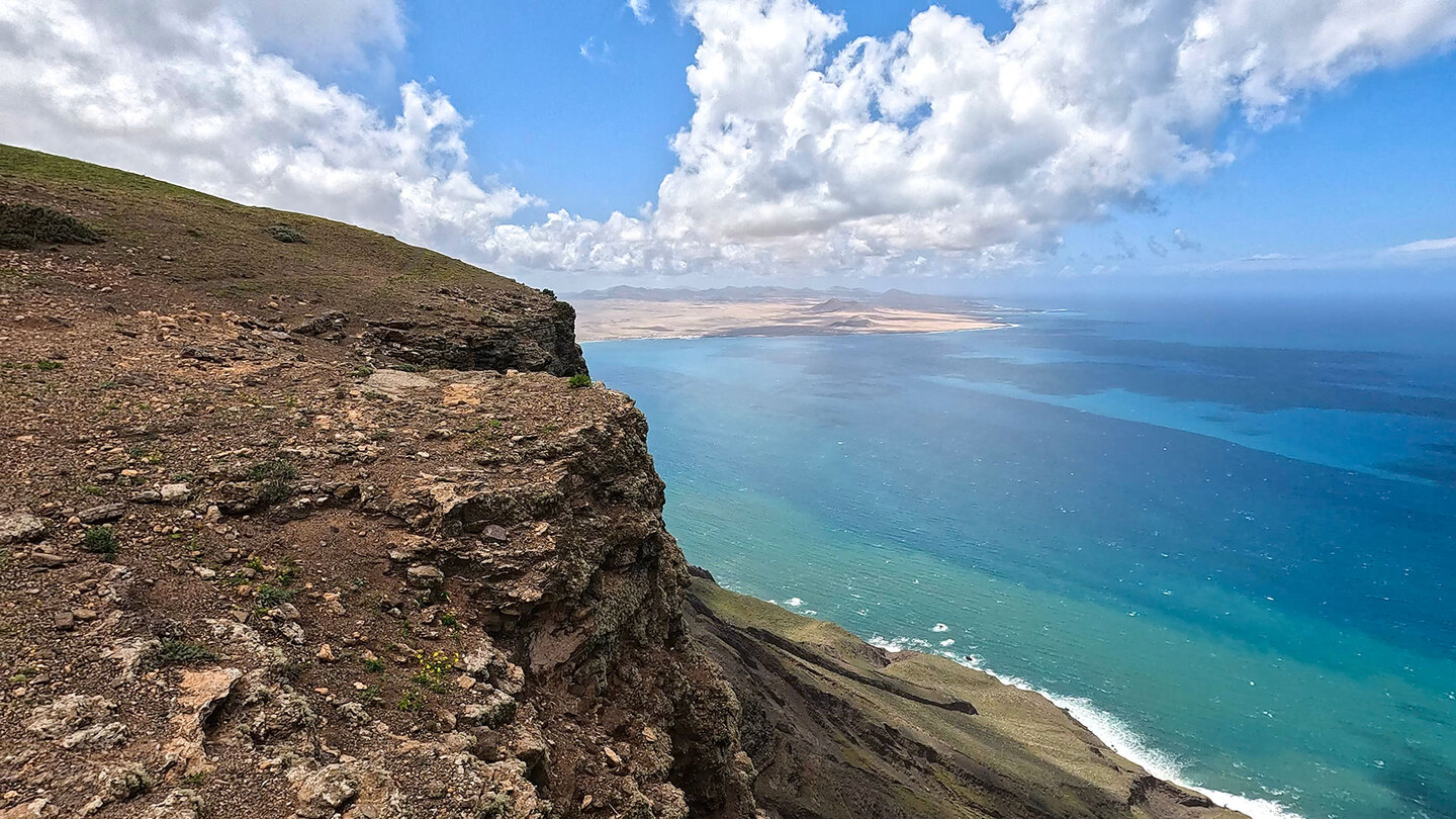 Steilklippen am Risco de Famara über dem leuchtend blauen Atlantik Steilklippen am Risco de Famara