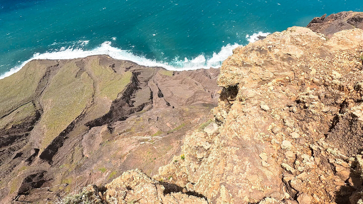 Tiefblicke auf die erodierte Küstenlinie vom Risco de Famara Tiefblicke auf die Küstenlinie vom Risco de Famara