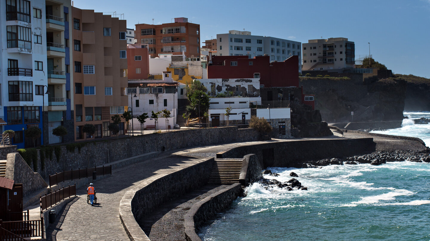 Blick entlang der Küstenpromenade in Bajamar auf Teneriffa Blick entlang der Küstenpromenade in Bajamar auf Teneriffa