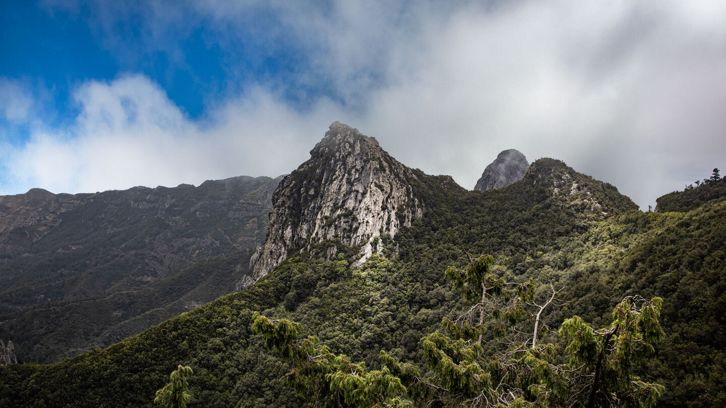 der Roque de la Zarcita mit der Gipfelkuppe des Agando vom Mirador de Ojila