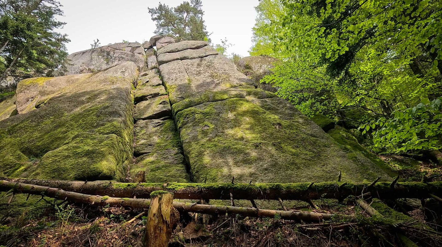 steil aufragende Felswände am Eulenfelsen