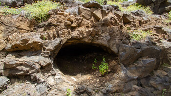Öffnung einer vulkanischen Höhle