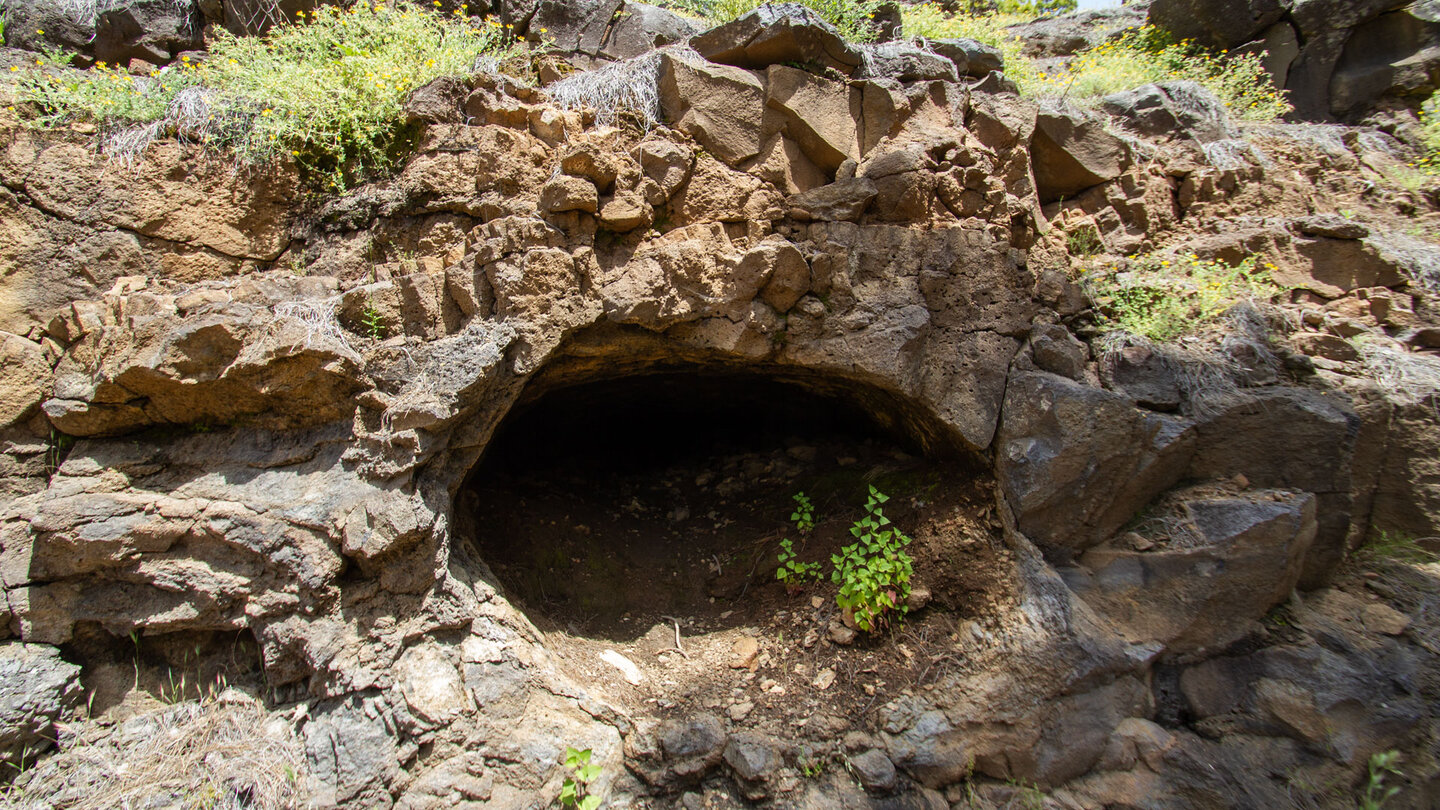 Öffnung einer vulkanischen Höhle