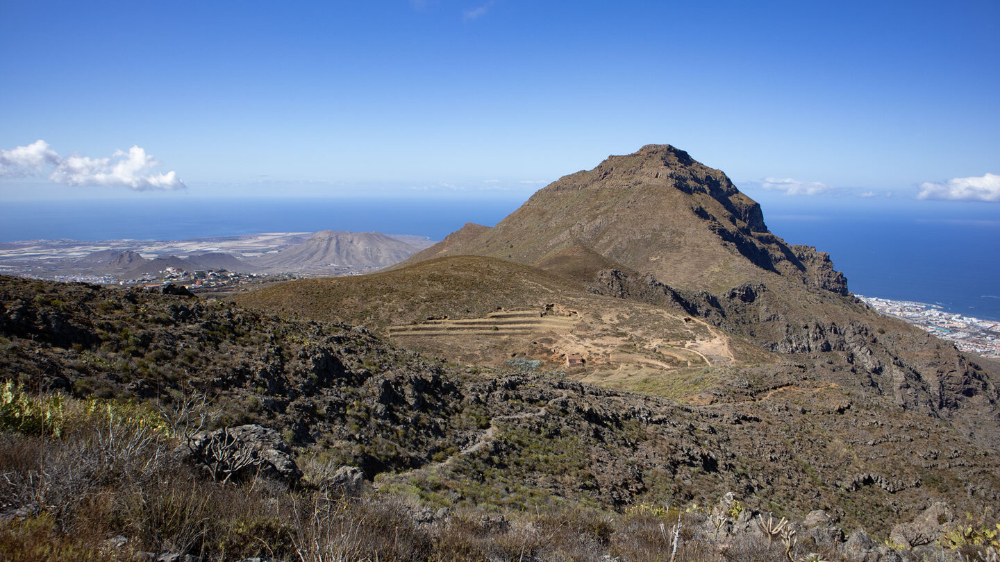 Ausblick über die Casa Suárez auf den Roque del Conde vor dem Atlantik