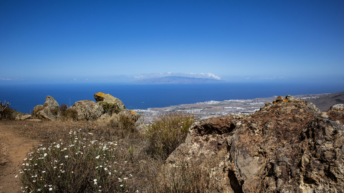 Blick auf die Küste von Adeje mit La Gomera