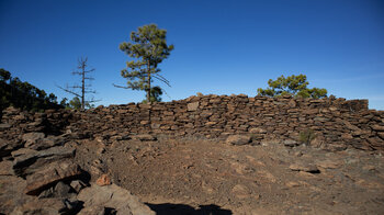 Steinmauern auf unterem Hochplateau des Montaña Tauro