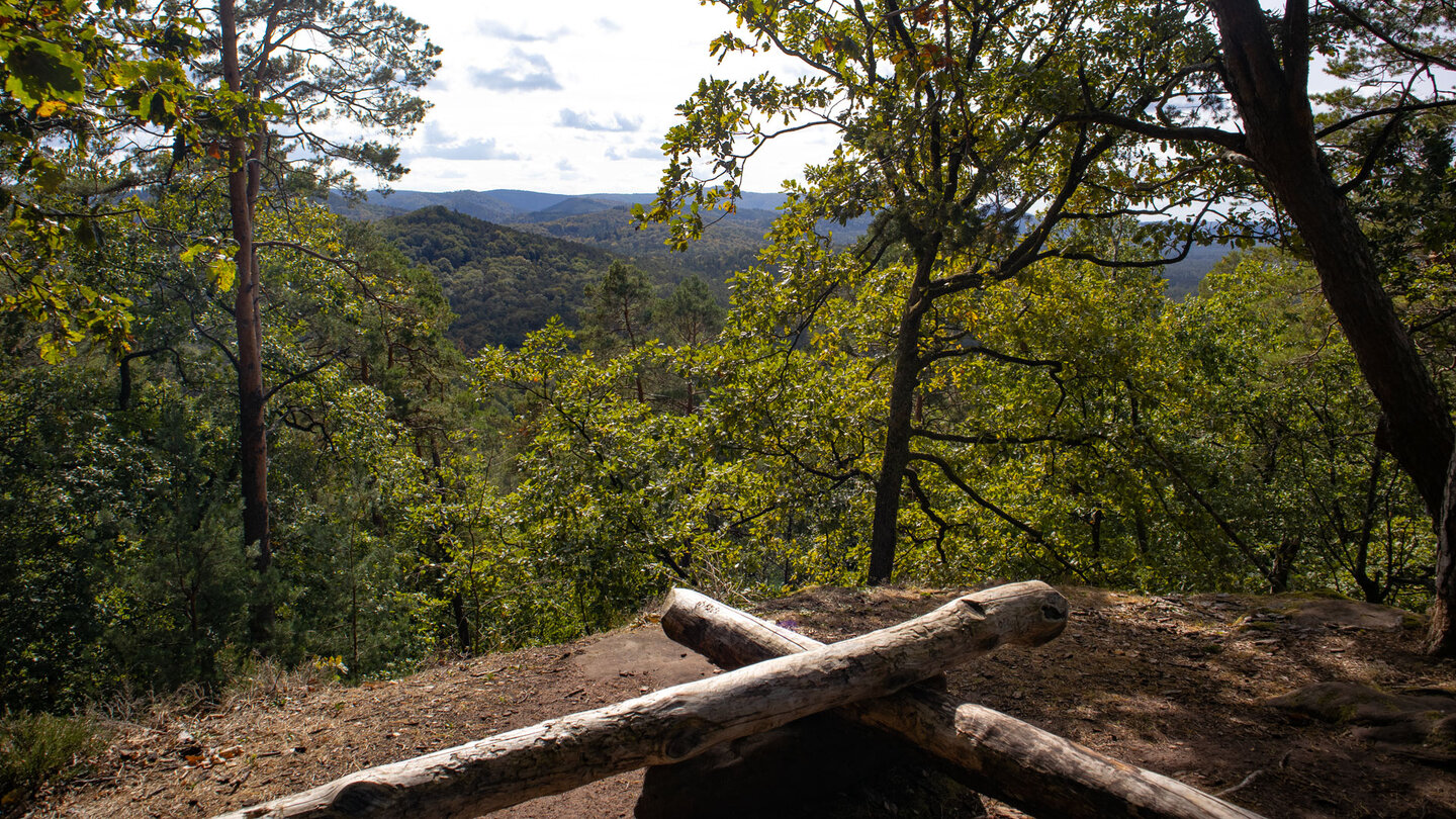 Blick auf Pfälzerwald und Nordvogesen vom Aussichtspunkt am Rumberg Blick auf Pfälzerwald und Nordvogesen vom Rumberg