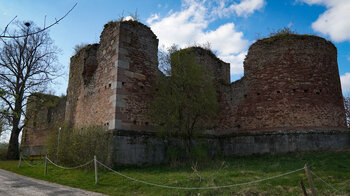 an der Rückseite der Ruine Aura