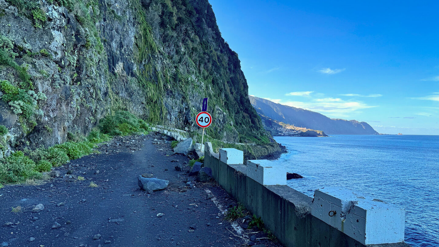 Felsbrocken durch Steinschläge an der alten Küstenstraße ER 101 bei São Vicente