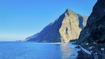 Blick entlang der alten Küstenstraße ER 101 bei São Vicente