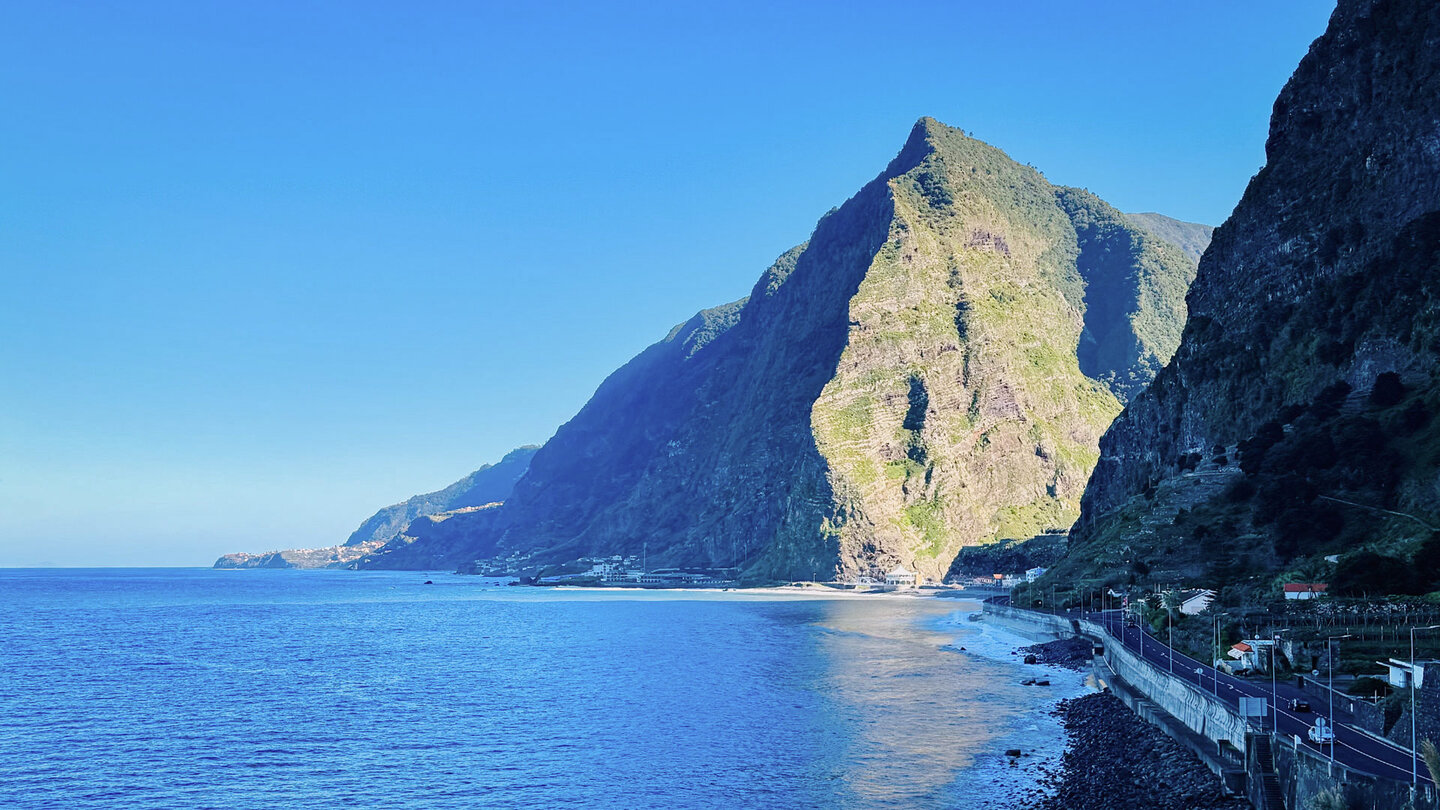 Blick entlang der alten Küstenstraße ER 101 bei São Vicente