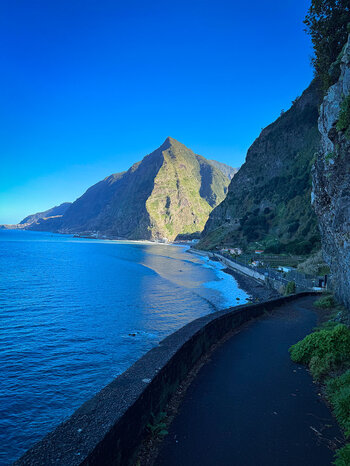 die alte Küstenstraße ER 101 bei der Ribeira do Inferno