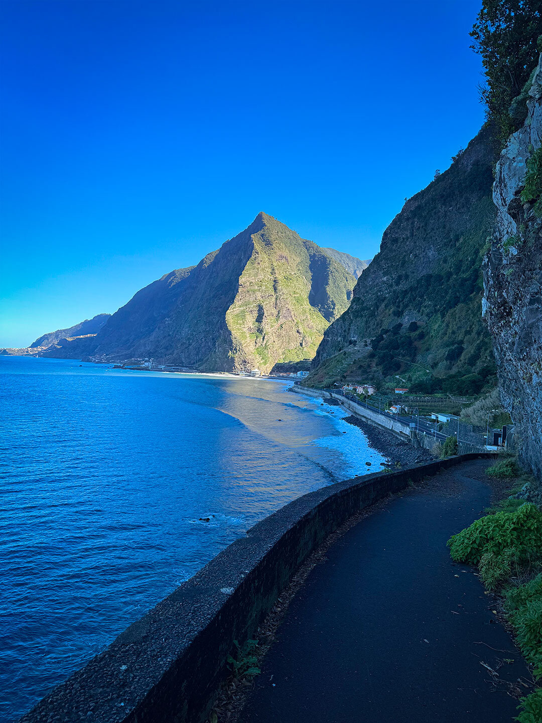die alte Küstenstraße ER 101 bei der Ribeira do Inferno