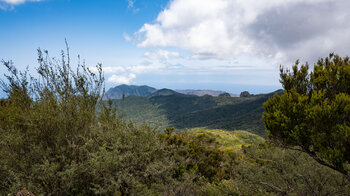 die Nachbarinsel Teneriffa erhebt sich am Horizont hinter dem Nationalpark Garajonay