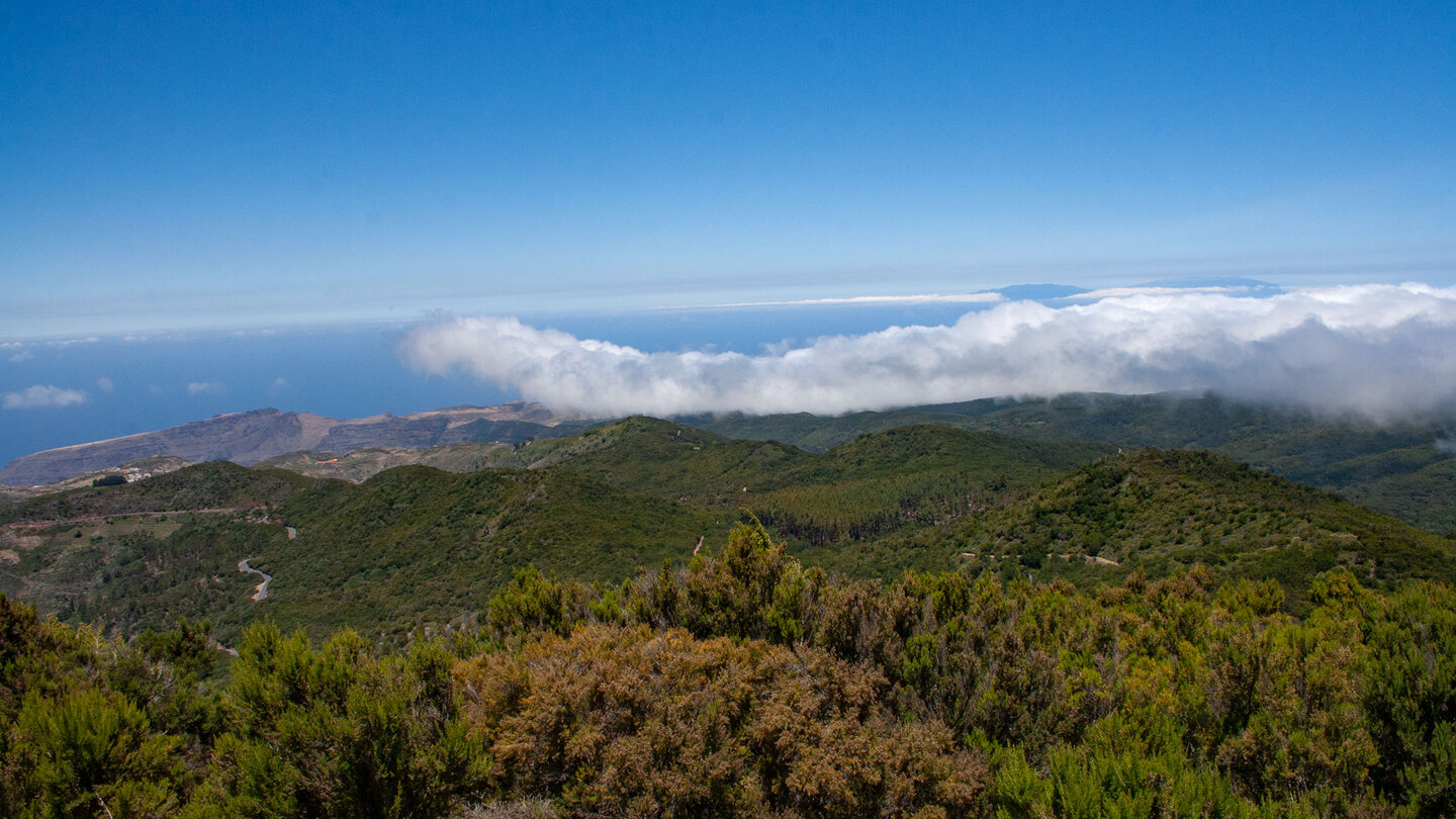 Ausblick über den Nationalpark Garajonay und La Gomera bis zur Nachbarinsel La Palma