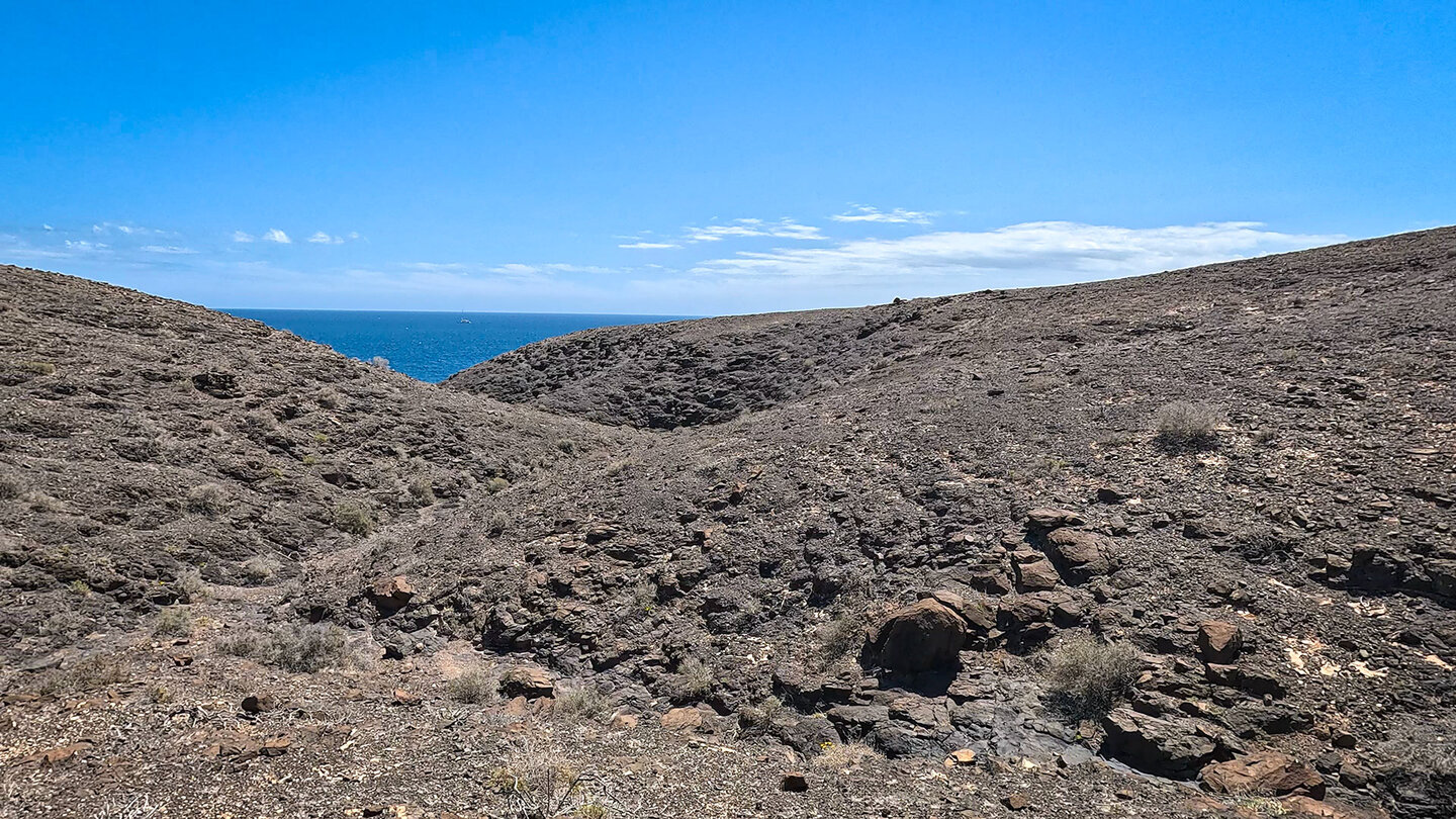 Schluchten durchziehen die Küste im Ajaches auf Lanzarote