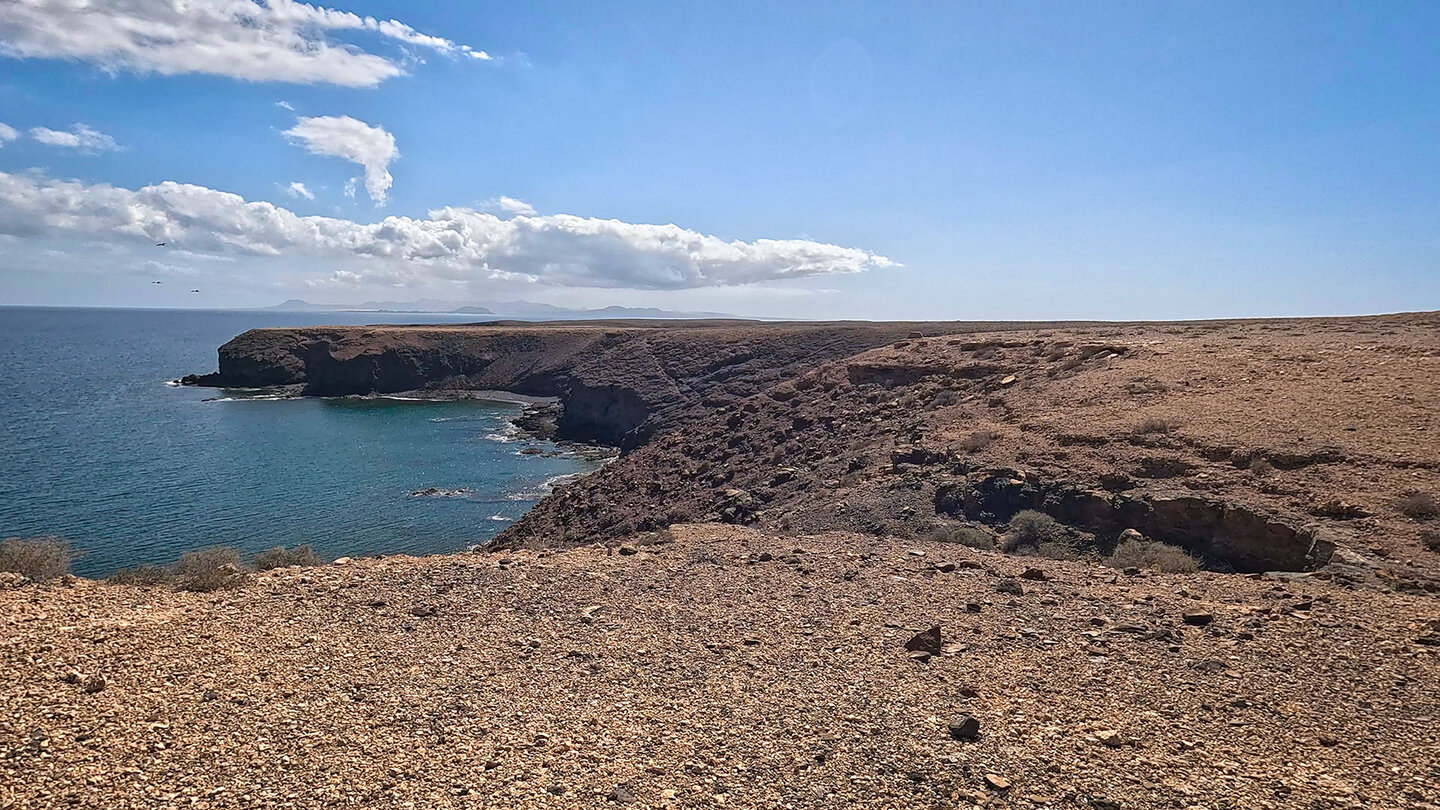 die Nachbarinseln Los Lobos und Fuerteventura hinter den Klippen des Ajaches