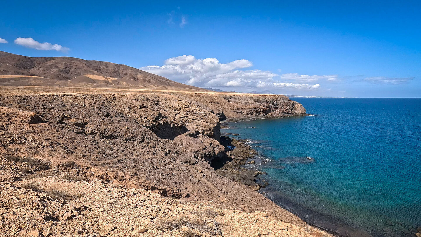 Vulkanlandschaft an der Küste des Ajaches-Gebirges auf Lanzarote