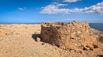 Ruine eines Kalkofens an der Küste