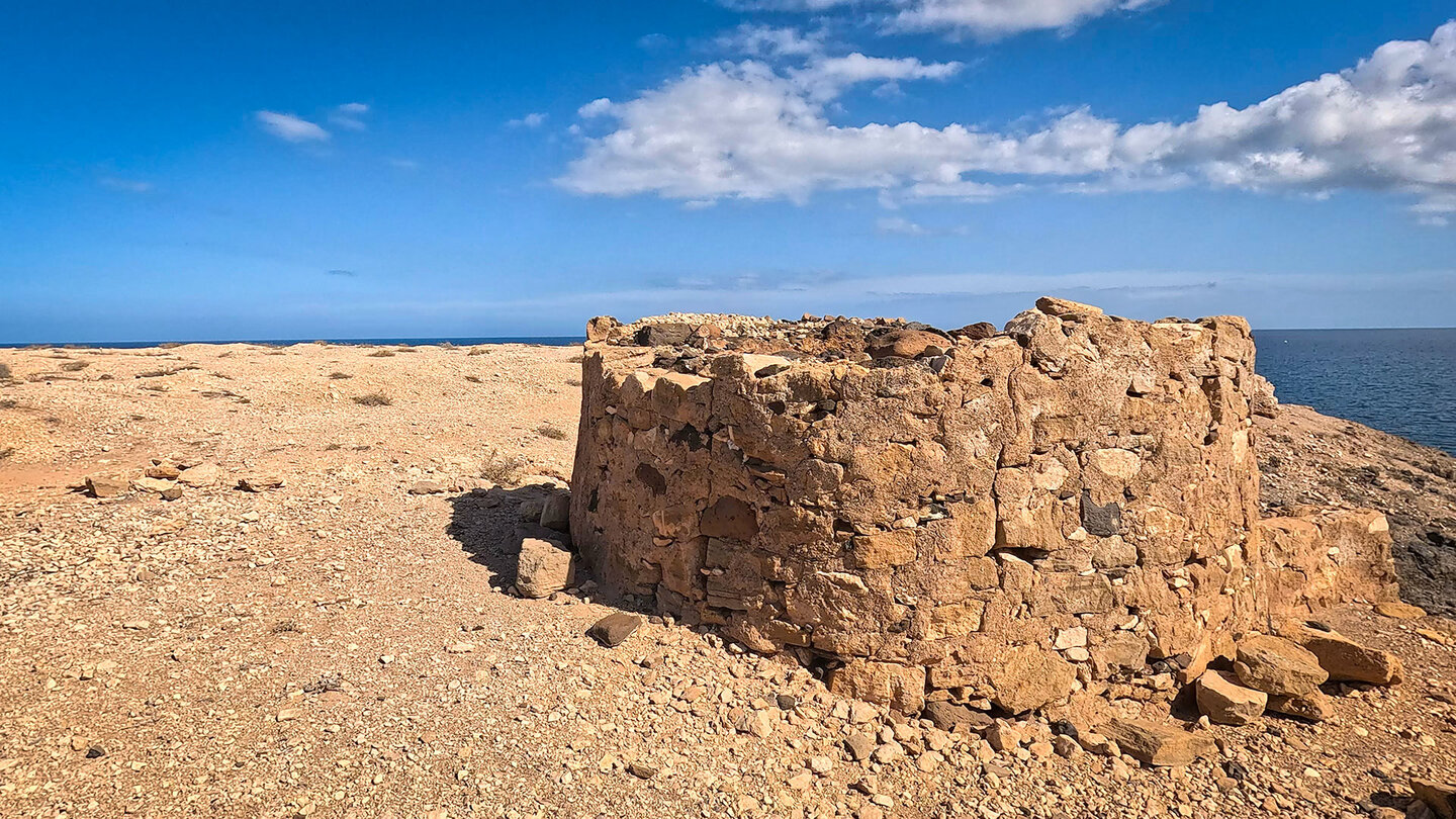 Ruine eines Kalkofens an der Küste