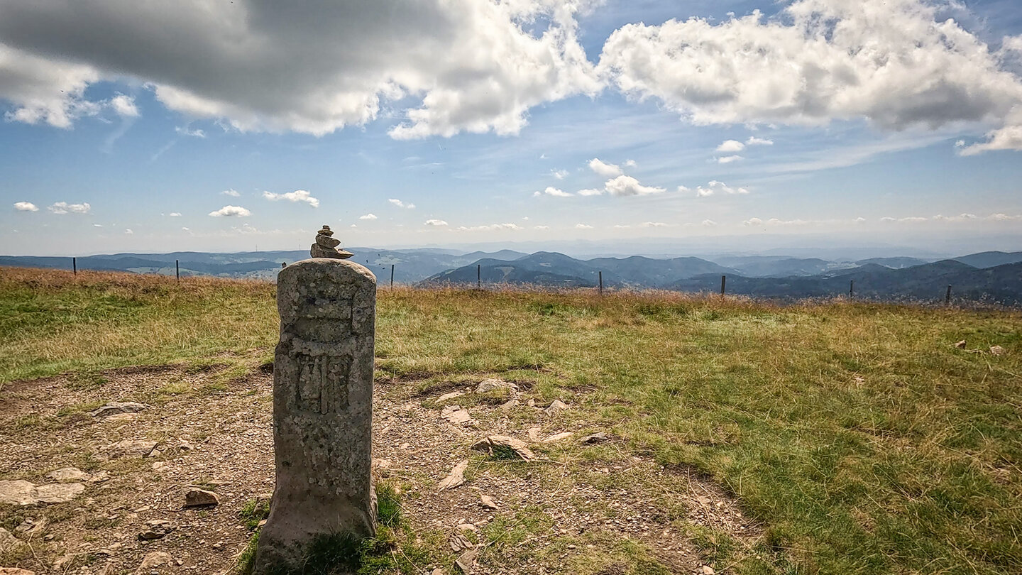 Steinmännchen vor dem Schwarzwaldpanorama