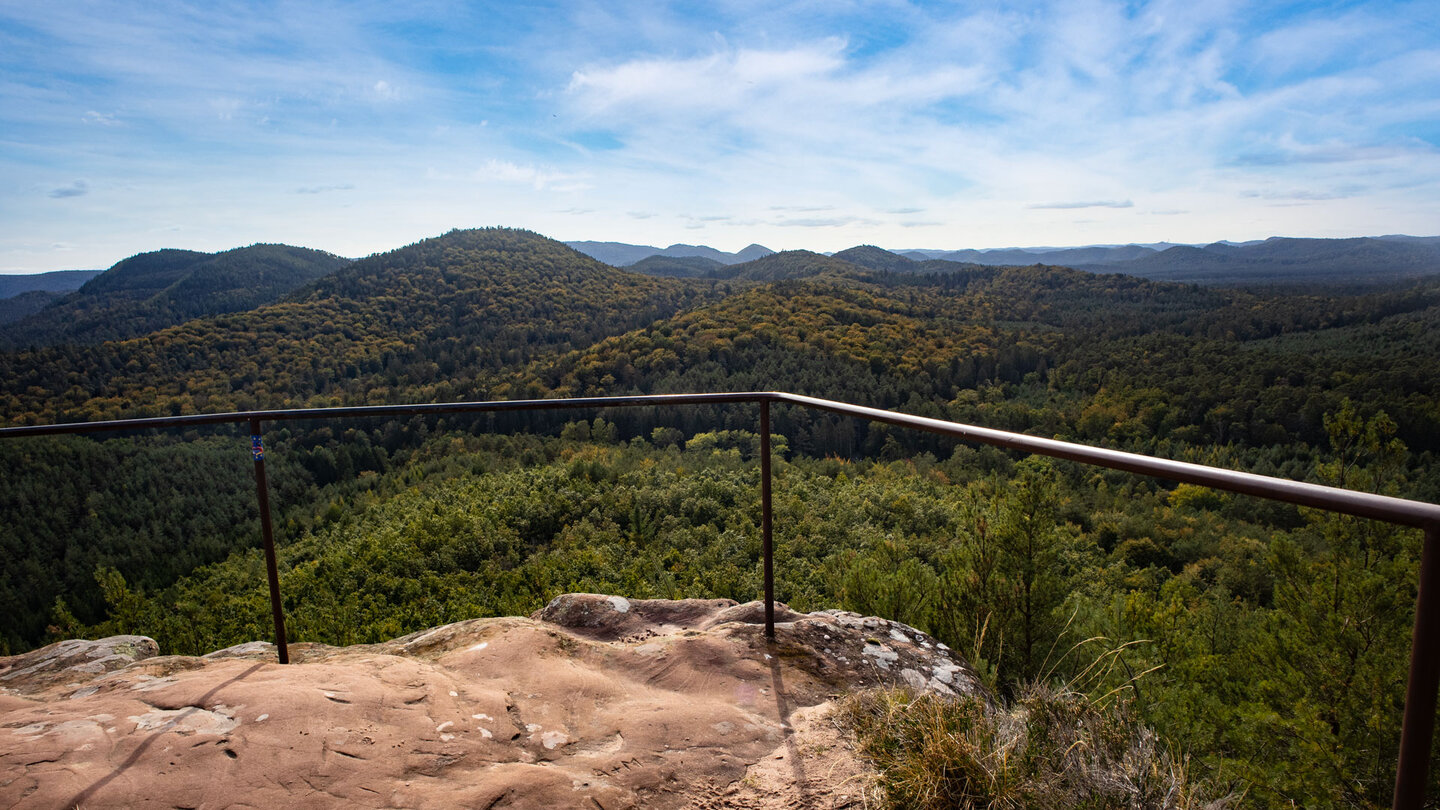 Panoramablick auf das Steinbachtal im Elsass vom Bayrisch Windstein Blick auf das Steinbach Tal vom Bayrisch Windstein
