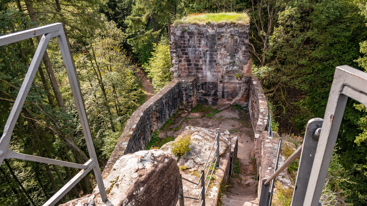 Blick über die Burganlage der Ruine Blumenstein im Wasgau Burganlage der Ruine Blumenstein im Wasgau