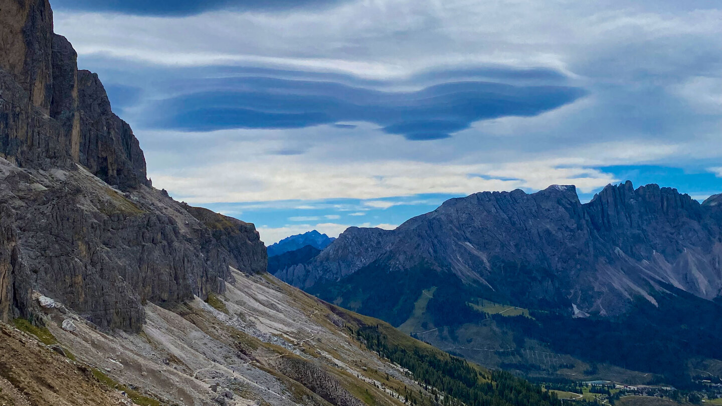 Lenticularis-Wolken über dem Rosengarten und Latemar