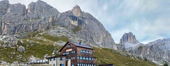 Rotwandhütte mit der Rotwand und dem Masarèkamm