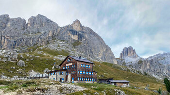 Rotwandhütte mit der Rotwand und dem Masarèkamm