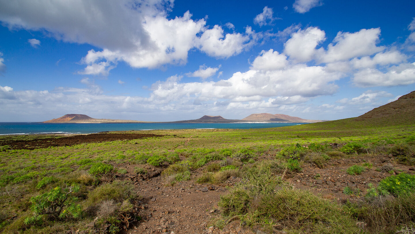 Blick vom Camino de los Gracioseros auf La Graciosa Camino de los Gracioseros - La Graciosa