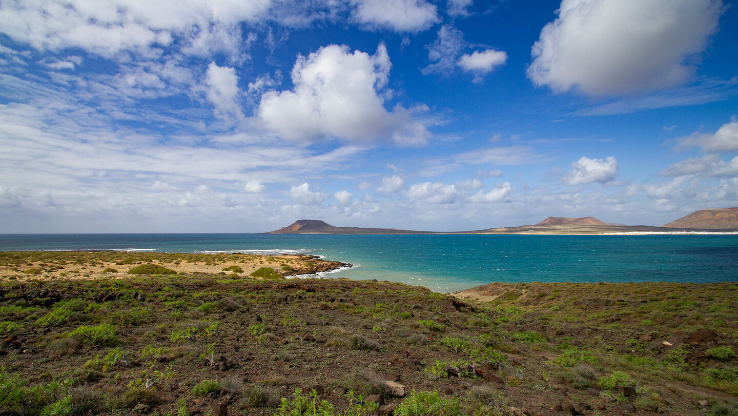 die Meerenge El Río trennt den Norden der Insel Lanzarote von La Graciosa die Meerenge El Río trennt die Insel Lanzarote von La Graciosa