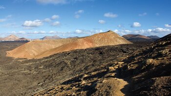 Blick vom Wanderweg an der Caldera Blanca zurück zum Montaña Caldereta auf Lanzarote