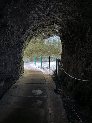 Weg durch einen Tunnel an der Levada Nova