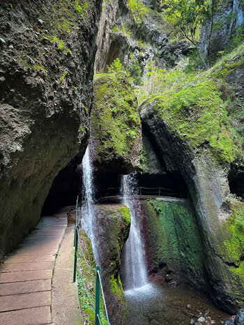 atemberaubende Wasserfälle am historischen Wasserweg Levada Nova