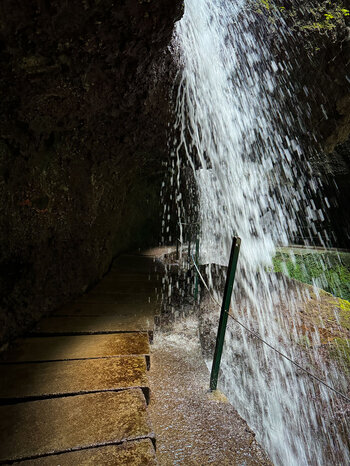 Wasser an der Levada Nova stürzt tosend in die Tiefe