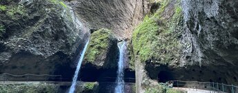 Blick auf die Wasserfälle an der Kanalwanderung Levada Nova
