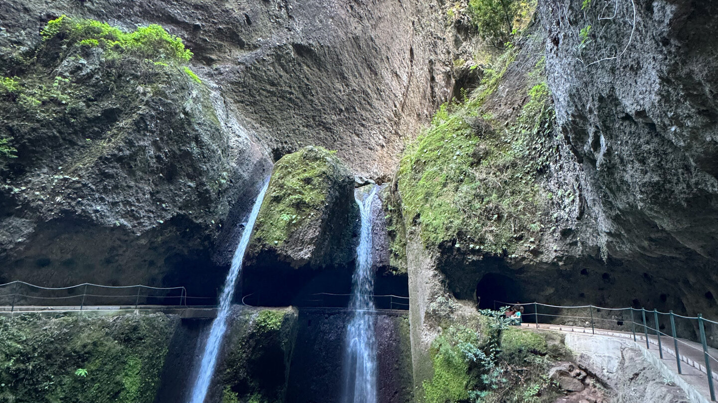 Blick auf die Wasserfälle an der Kanalwanderung Levada Nova auf Madeira Blick auf die Wasserfälle an der Kanalwanderung Levada Nova