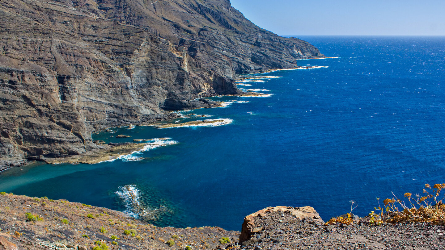 Blick entlang der wunderschönen Felsküste an der Playa de Alojera