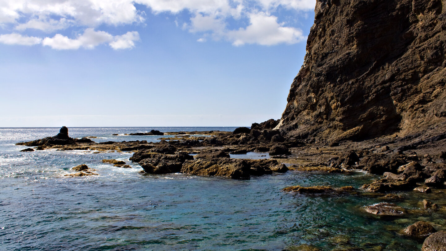 Blick über die schroffen Felsen zum Horizont an der Playa de Alojera
