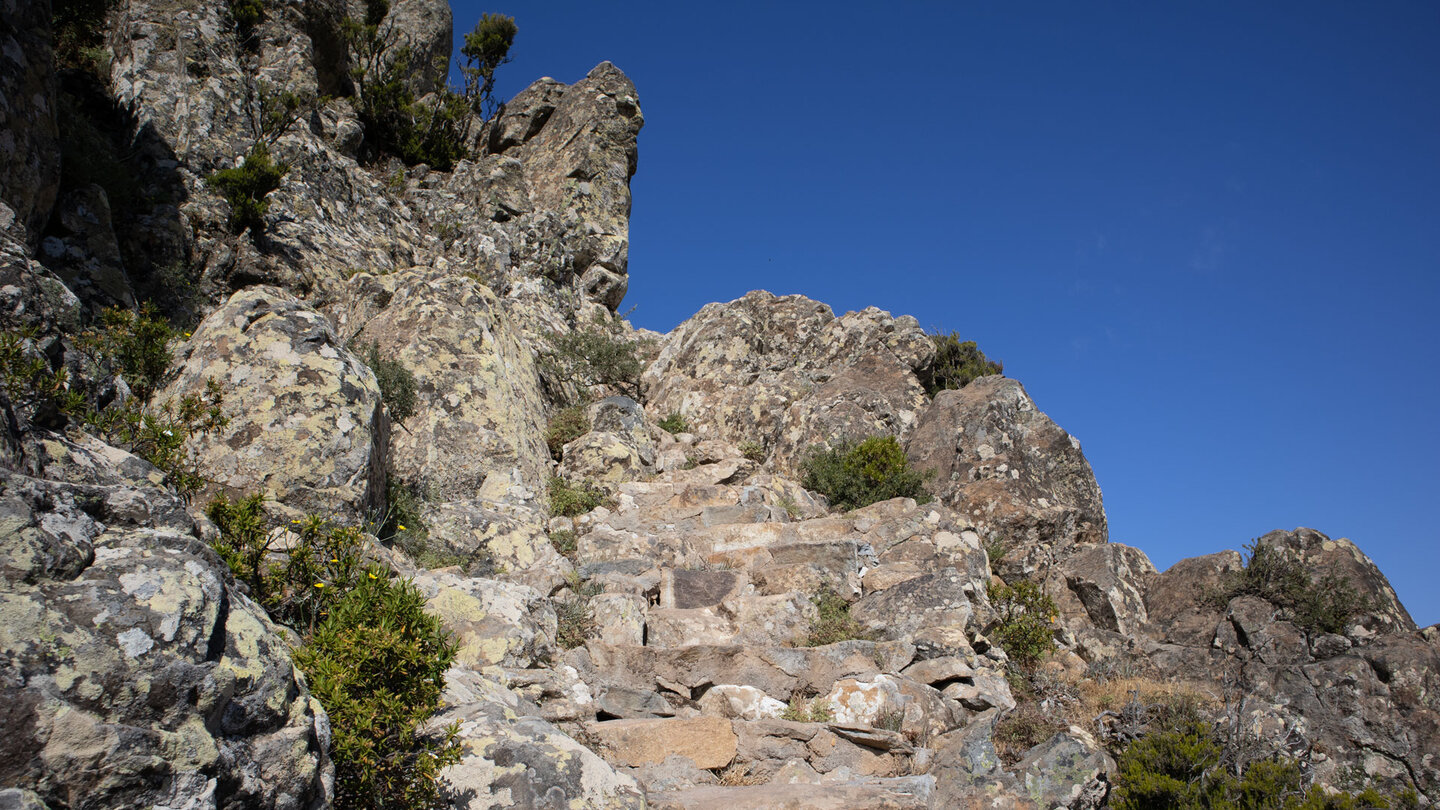 der Wanderweg führt über Stufen durch die Felsklippen auf den Fortaleza
