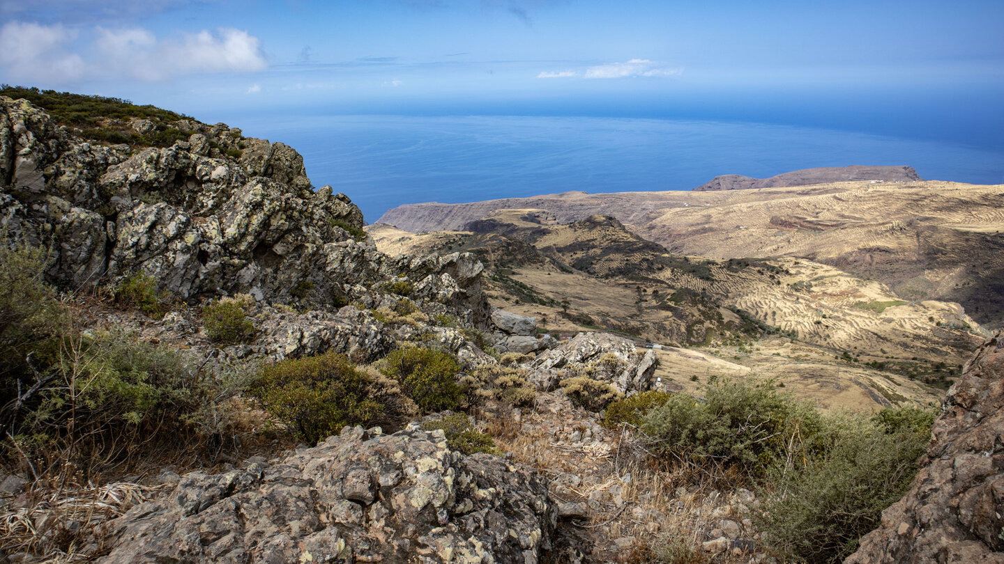 Blick über zahllose Terrassenfelder der Insel La Gomera auf den Atlantik