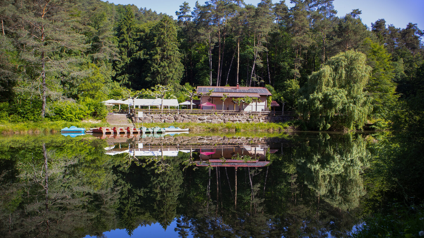 Paddelweiher Hütte mit Bootsanlegern und Aussichtsterrasse