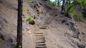 Treppen an einem steilen Wegabschnitt