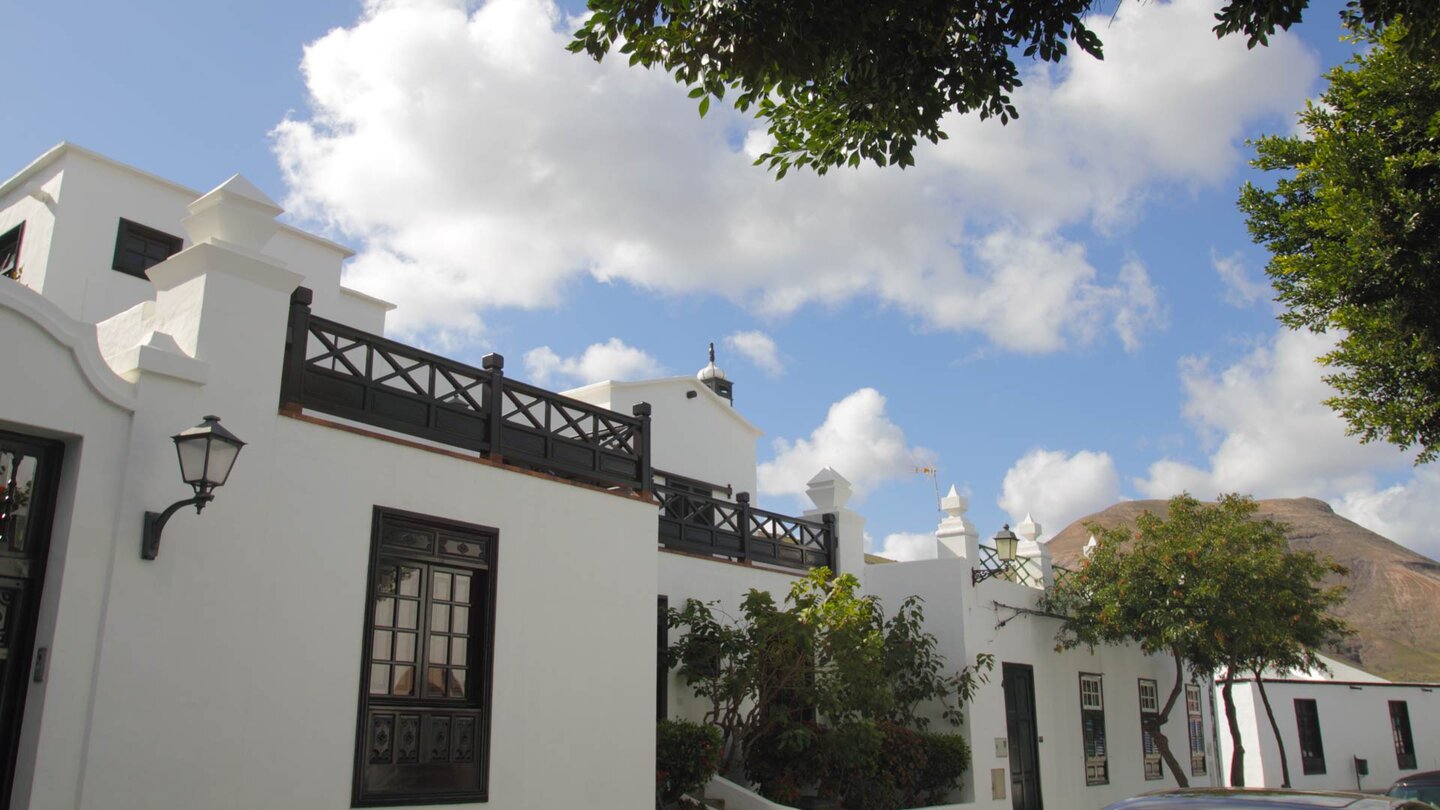 das malerische Yaiza auf Lanzarote mit seinen weißen Häusern und grünen Fensterläden