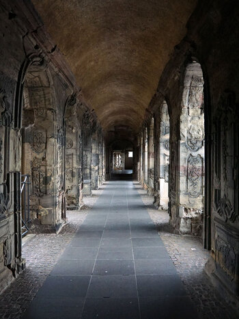 Gang mit alten römischen Wandreliefs in der Porta Nigra